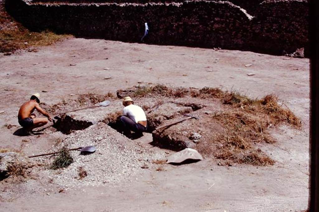 I.22 Pompeii. 1974. Looking east towards triclinium during excavation. Photo by Stanley A. Jashemski.   
Source: The Wilhelmina and Stanley A. Jashemski archive in the University of Maryland Library, Special Collections (See collection page) and made available under the Creative Commons Attribution-Non Commercial License v.4. See Licence and use details. J74f0280
