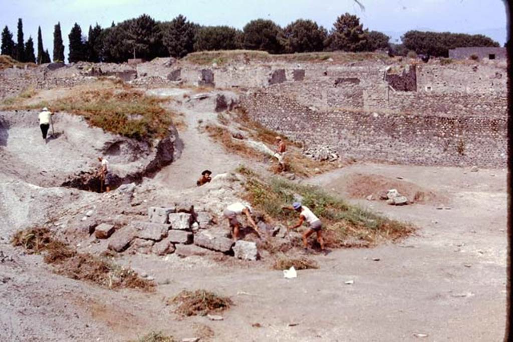 I.22 Pompeii. 1974. Looking north-east. Photo by Stanley A. Jashemski.   
Source: The Wilhelmina and Stanley A. Jashemski archive in the University of Maryland Library, Special Collections (See collection page) and made available under the Creative Commons Attribution-Non Commercial License v.4. See Licence and use details. J74f0344
