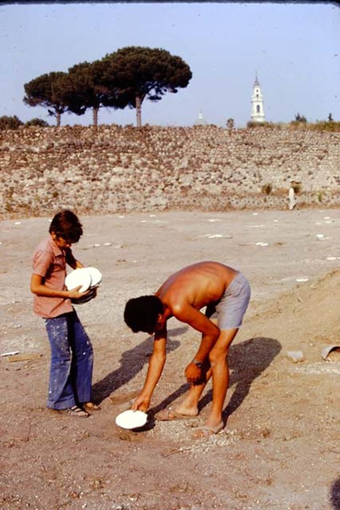 I.22 Pompeii. 1974. Placing the spheres in position, for viewing from the �balloon�.  
Photo by Stanley A. Jashemski.   
Source: The Wilhelmina and Stanley A. Jashemski archive in the University of Maryland Library, Special Collections (See collection page) and made available under the Creative Commons Attribution-Non Commercial License v.4. See Licence and use details. J74f0404
