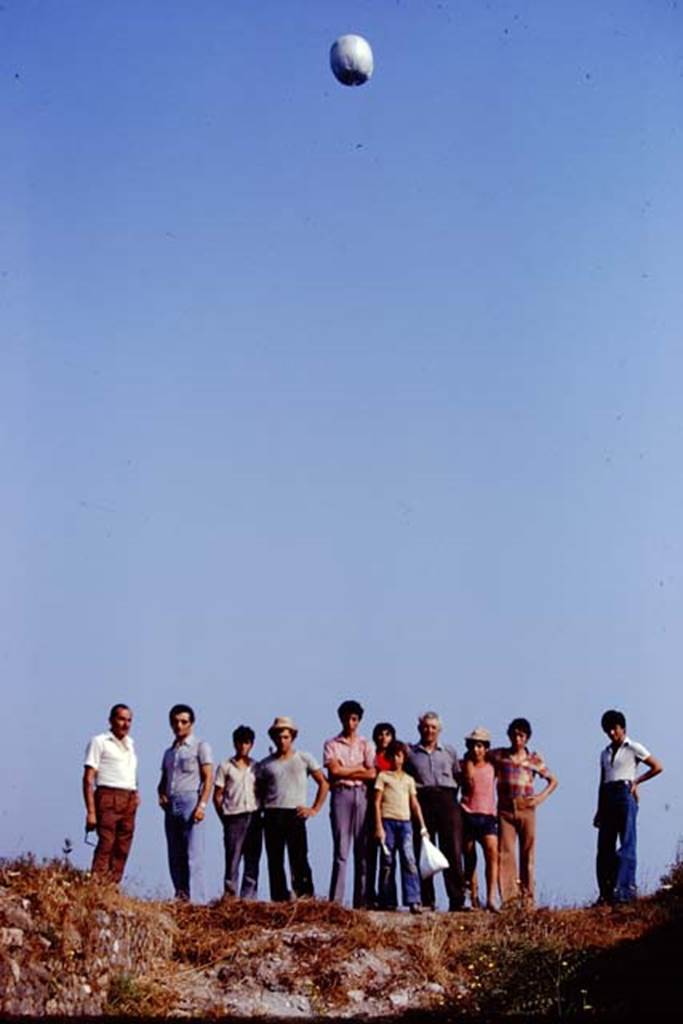 I.22 Pompeii. 1974. Sig. Sicignano and workers waiting for the arrival of the �balloon�. Photo by Stanley A. Jashemski.   
Source: The Wilhelmina and Stanley A. Jashemski archive in the University of Maryland Library, Special Collections (See collection page) and made available under the Creative Commons Attribution-Non Commercial License v.4. See Licence and use details. J74f0415
