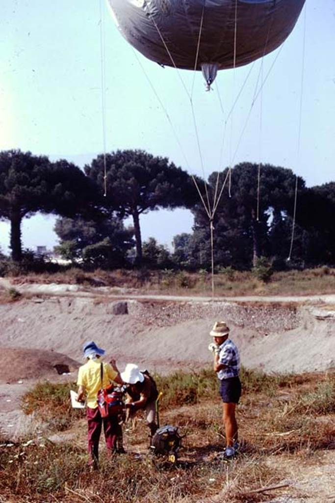 I.22 Pompeii. 1974. Getting ready to photograph from the �balloon�. Photo by Stanley A. Jashemski.   
Source: The Wilhelmina and Stanley A. Jashemski archive in the University of Maryland Library, Special Collections (See collection page) and made available under the Creative Commons Attribution-Non Commercial License v.4. See Licence and use details. J74f0425
