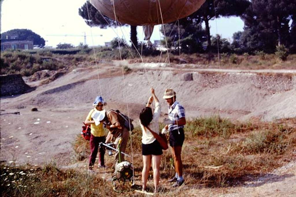 I.22 Pompeii. 1974. Looking south-west towards ramp, and site of painted spheres with the �balloon� crew.  Photo by Stanley A. Jashemski.   
Source: The Wilhelmina and Stanley A. Jashemski archive in the University of Maryland Library, Special Collections (See collection page) and made available under the Creative Commons Attribution-Non Commercial License v.4. See Licence and use details. J74f0426
