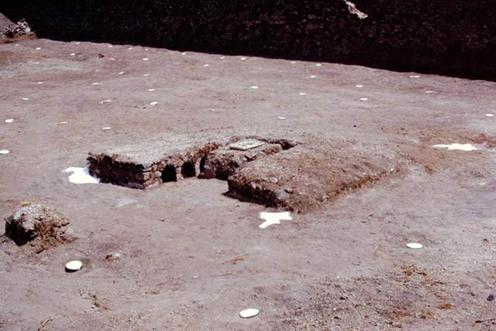 I.22 Pompeii. 1974. Triclinium, table, painted discs and completed painted tree-root cavities, looking north-east. Photo by Stanley A. Jashemski.   
Source: The Wilhelmina and Stanley A. Jashemski archive in the University of Maryland Library, Special Collections (See collection page) and made available under the Creative Commons Attribution-Non Commercial License v.4. See Licence and use details. J74f0463
