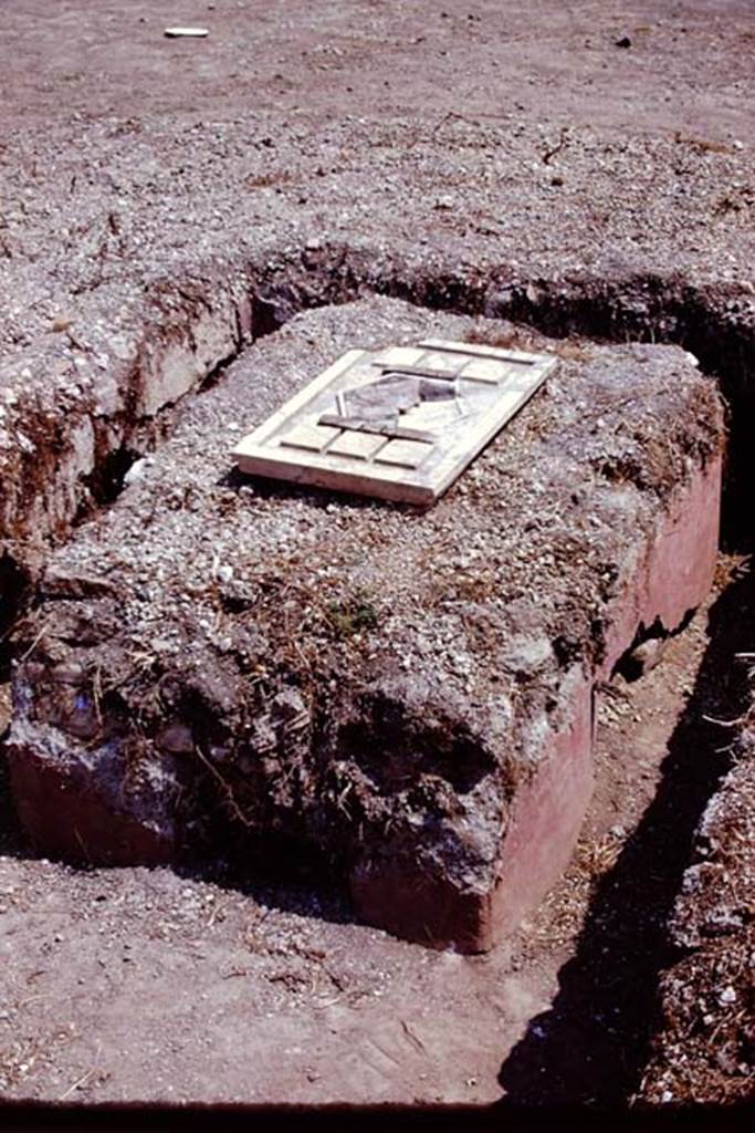 I.22 Pompeii. 1974. Looking east to marble plaque placed on table in centre of triclinium, still with red plaster. Photo by Stanley A. Jashemski.   
Source: The Wilhelmina and Stanley A. Jashemski archive in the University of Maryland Library, Special Collections (See collection page) and made available under the Creative Commons Attribution-Non Commercial License v.4. See Licence and use details. J74f0465
