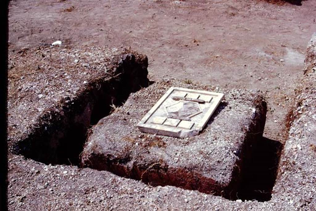 I.22 Pompeii. 1974. Looking west to marble plaque in centre of table, Photo by Stanley A. Jashemski.   
Source: The Wilhelmina and Stanley A. Jashemski archive in the University of Maryland Library, Special Collections (See collection page) and made available under the Creative Commons Attribution-Non Commercial License v.4. See Licence and use details. J74f0466
