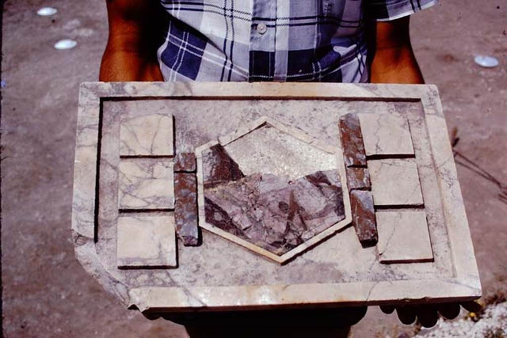 I.22 Pompeii. 1974. Marble plaque. Photo by Stanley A. Jashemski.   
Source: The Wilhelmina and Stanley A. Jashemski archive in the University of Maryland Library, Special Collections (See collection page) and made available under the Creative Commons Attribution-Non Commercial License v.4. See Licence and use details. J74f0470
