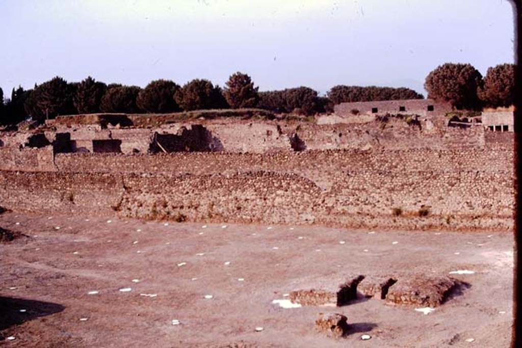 I.22 Pompeii. 1974. Looking east across triclinium. Photo by Stanley A. Jashemski.   
Source: The Wilhelmina and Stanley A. Jashemski archive in the University of Maryland Library, Special Collections (See collection page) and made available under the Creative Commons Attribution-Non Commercial License v.4. See Licence and use details. J74f0525
