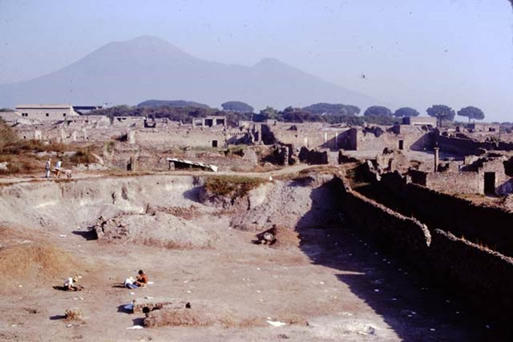 I.22 Pompeii. 1974. Looking north.  Photo by Stanley A. Jashemski.   
Source: The Wilhelmina and Stanley A. Jashemski archive in the University of Maryland Library, Special Collections (See collection page) and made available under the Creative Commons Attribution-Non Commercial License v.4. See Licence and use details. J74f0702
