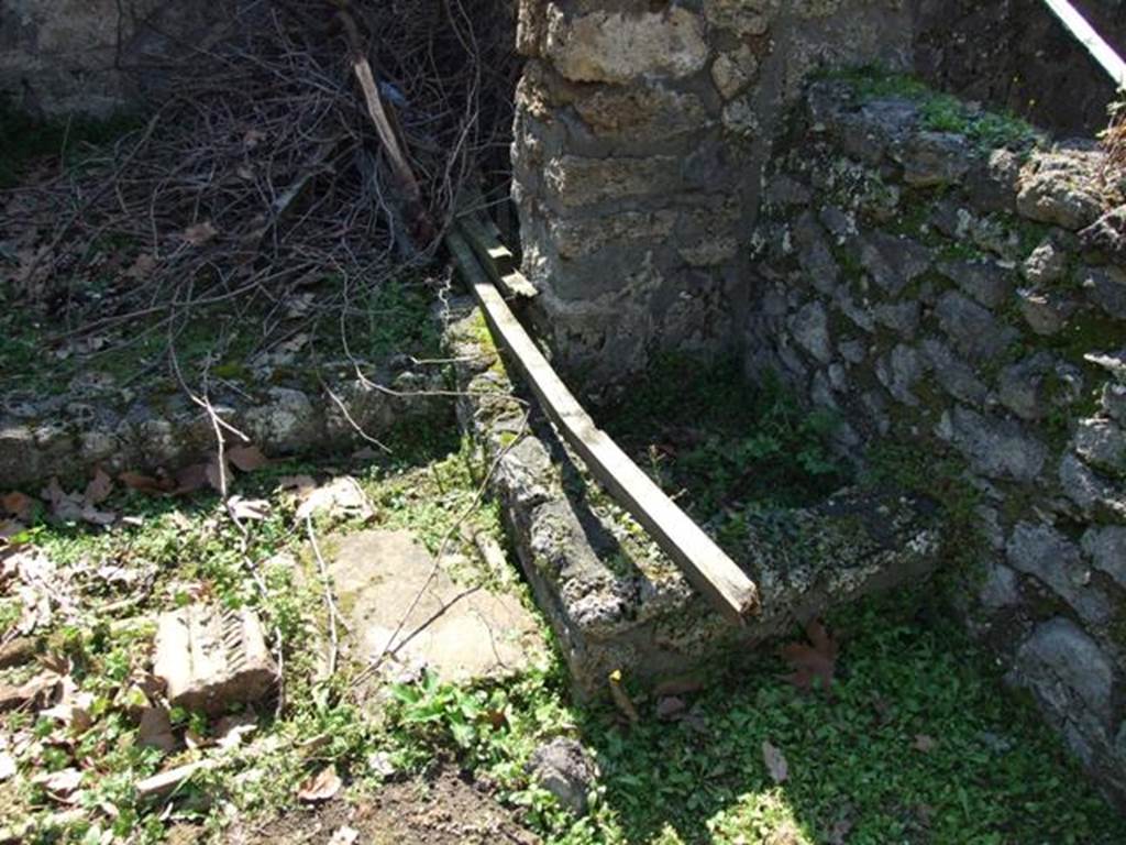 II.1.9 Pompeii.  March 2009.  North side of doorway of room 7.