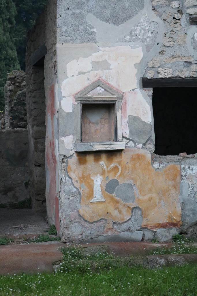 II.1.9 Pompeii. December 2018. 
Niche lararium, with stucco altar and stucco serpent. Photo courtesy of Aude Durand.

