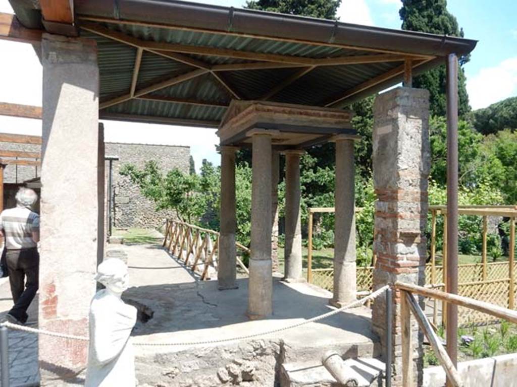 II.2.2 Pompeii. May 2016. Room “l”, garden area. Looking east to temple with nymphaeum at the intersection of the upper and lower euripus. Photo courtesy of Buzz Ferebee.
