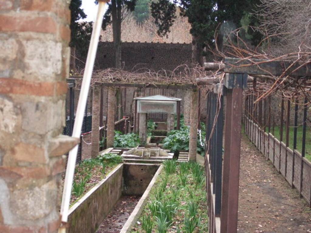 II.2.2 Pompeii.   December 2005.  Room “l”, garden. Looking south along the lower euripus.