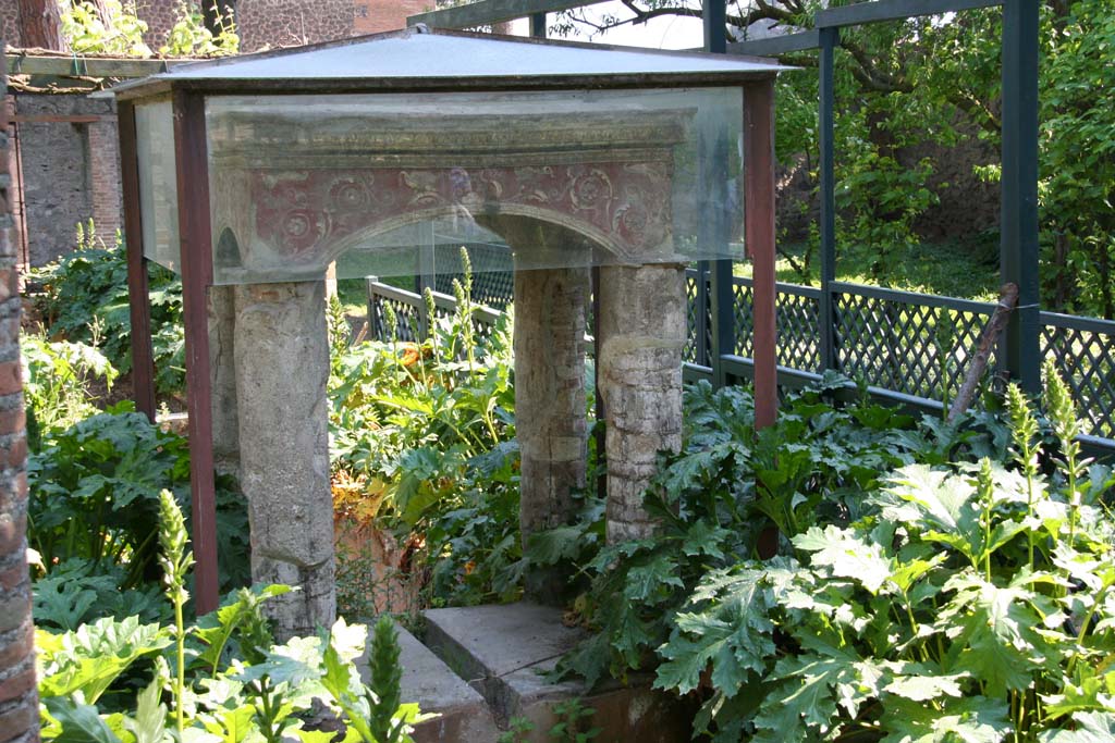 II.2.2 Pompeii. April 2011. Room “l”, garden. Looking south at small pavilion/temple. Photo courtesy of Klaus Heese.