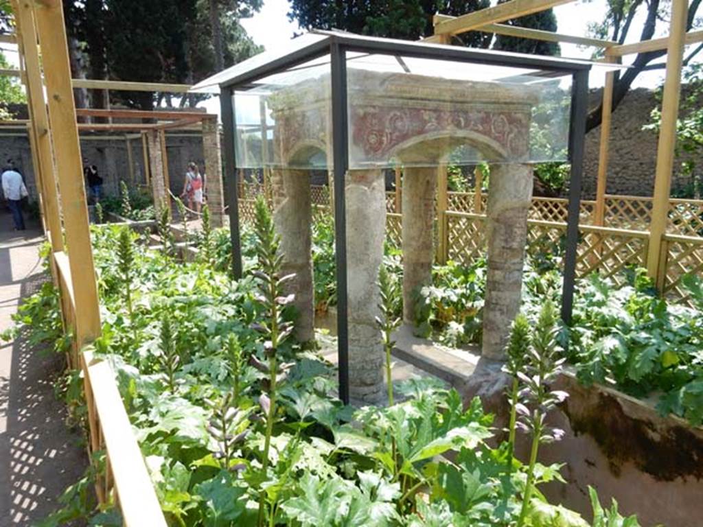 II.2.2 Pompeii. May 2016. Room “l”, garden. Looking south-west across small pavilion.
Photo courtesy of Buzz Ferebee.


