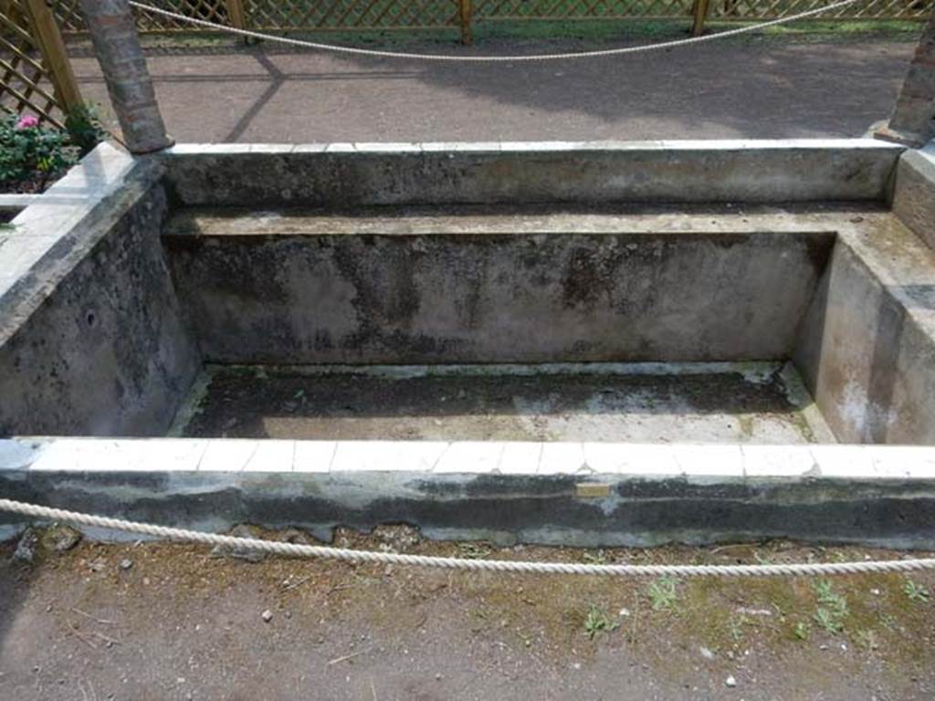 II.2.2 Pompeii. May 2016. Room “l”, pool in garden. Photo courtesy of Buzz Ferebee.