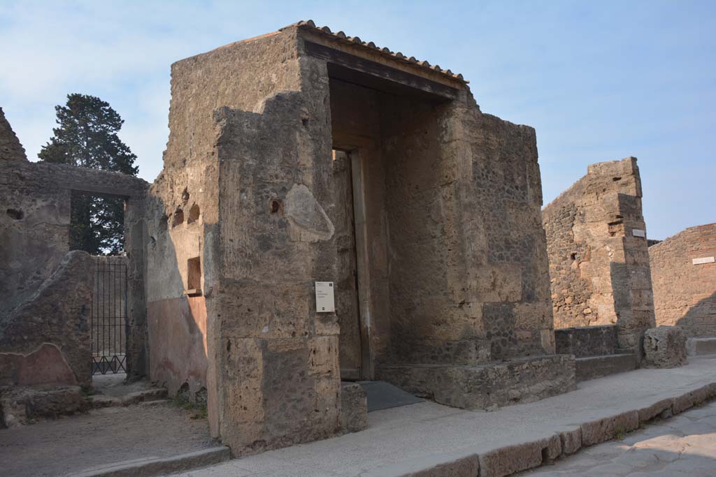 II.2.2 Pompeii. July 2017. Looking south-west from Via dell’Abbondanza, towards entrance, in centre.
Foto Annette Haug, ERC Grant 681269 DÉCOR.
