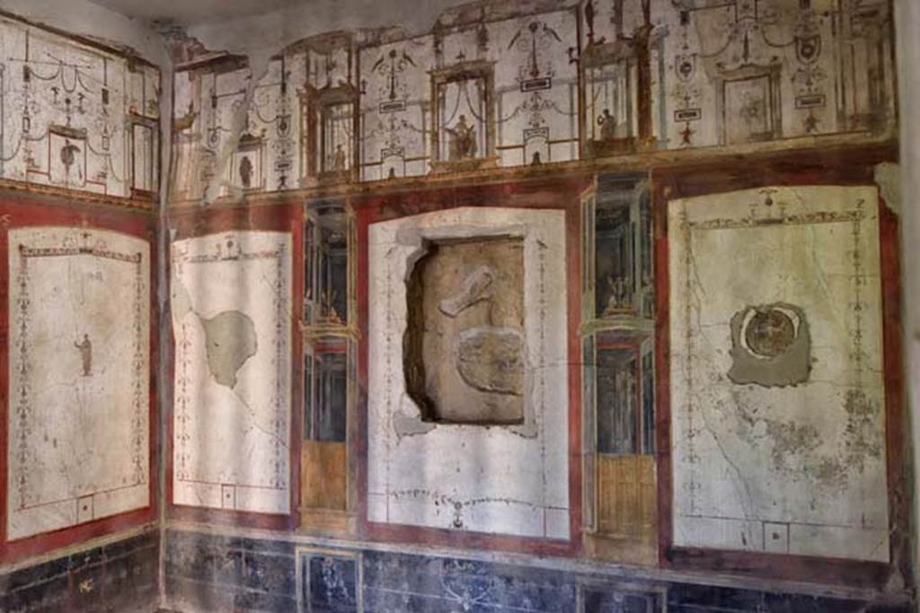 II.2.2 Pompeii. April 2018. Room “f”, looking towards south-west corner and west wall.  
Photo courtesy of Ian Lycett-King. 
Use is subject to Creative Commons Attribution-NonCommercial License v.4 International.
