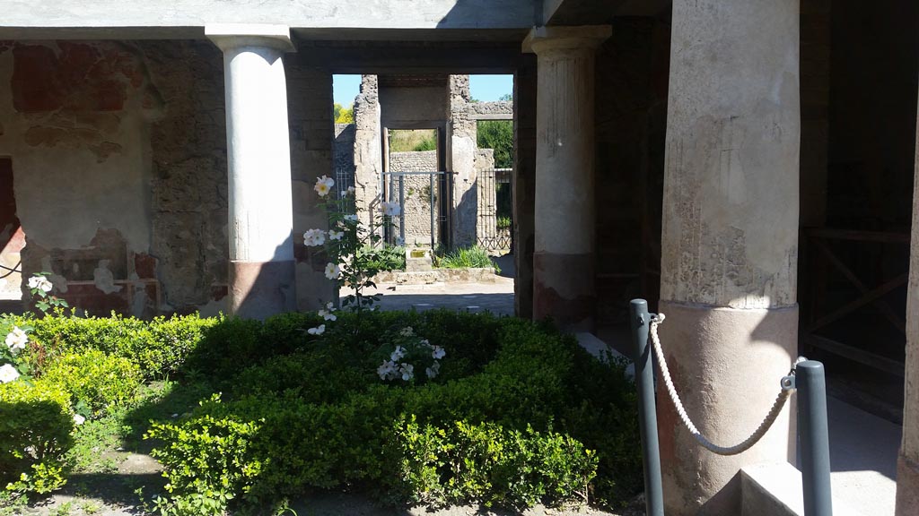 II.2.2 Pompeii. 2016/2017. 
Looking north across pseudoperistyle “g”, across atrium 2 towards entrance doorway. Photo courtesy of Giuseppe Ciaramella.
