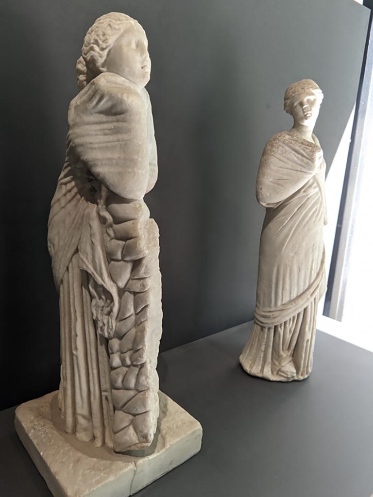 II.2.2 Pompeii. April 2022. 
Marble statues of the muse Polyhymnia, on left, and muse Erato or Mnemosyne, on right, on display in exhibition in Palaestra.
Photo courtesy of Giuseppe Ciaramella.
