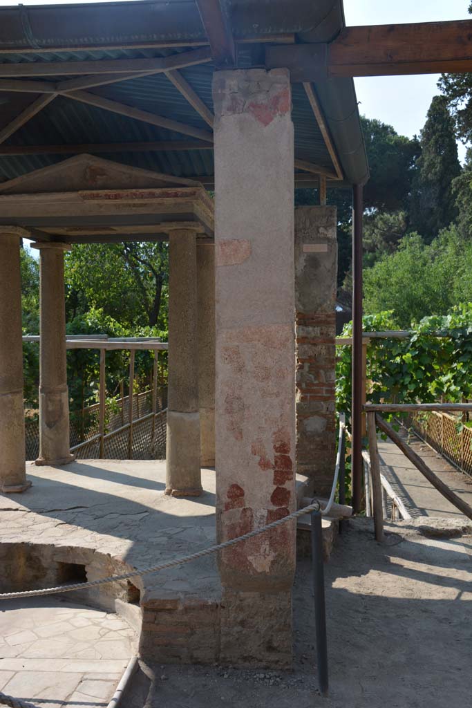 II.2.2 Pompeii. July 2017. 
Room “i”, looking south to pilaster on west side of temple with remaining painted decoration.
Foto Annette Haug, ERC Grant 681269 DÉCOR
