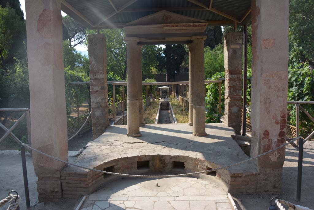 II.2.2 Pompeii. July 2017. 
Room “i”, looking south to temple at junction of upper and lower euripus, see room “l” (L) for further photos.
Foto Annette Haug, ERC Grant 681269 DÉCOR.
