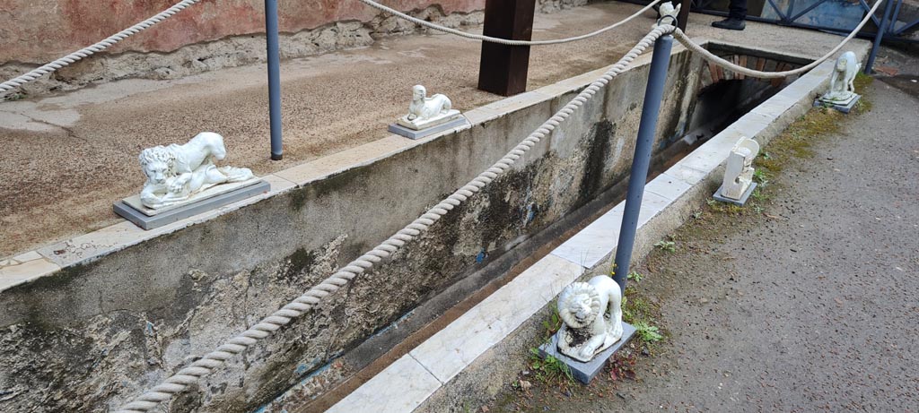 II.2.2 Pompeii. April 2022. Room “i”, looking north-east along upper euripus to room “k”. Photo courtesy of Giuseppe Ciaramella.