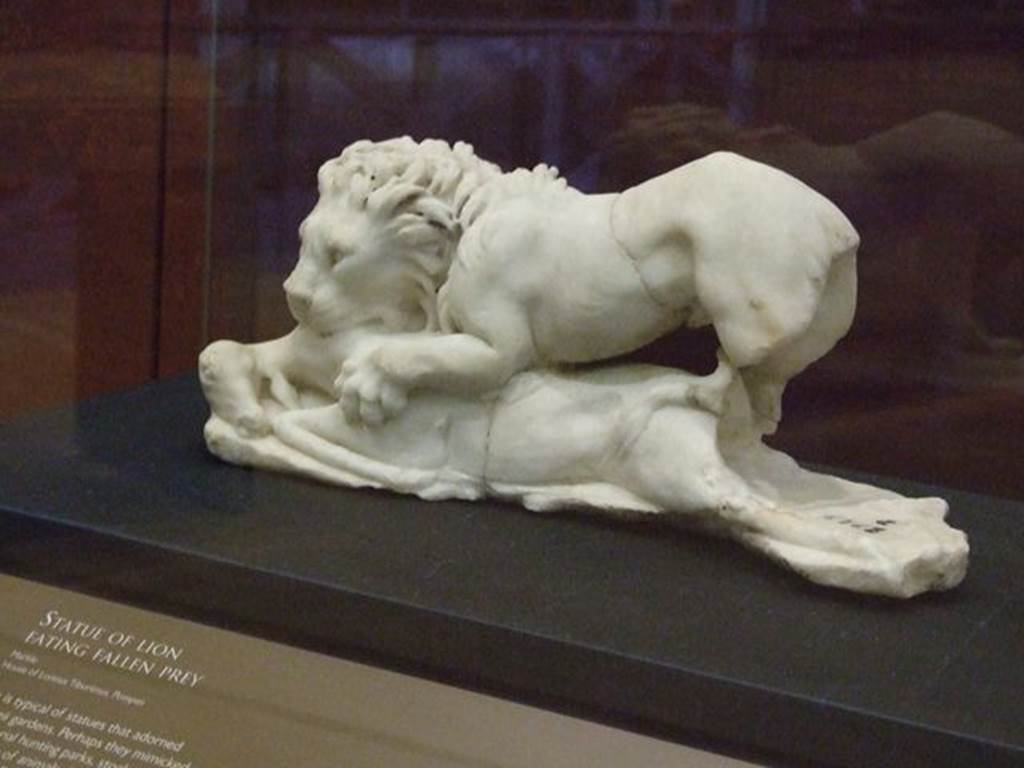 II.2.2 Pompeii. Room “i”. Found on the north side of the upper euripus in the garden. 
White marble statuette of a lion eating fallen prey antelope. SAP inventory number 2929. 
Photographed at “A Day in Pompeii” exhibition at Melbourne Museum. September 2009.
