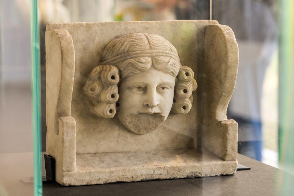 II.2.2 Pompeii. January 2023. 
Room “i”. White statue of mask of a woman found on the south side of the upper euripus. On display in exhibition in Palaestra.
Photo courtesy of Johannes Eber.
