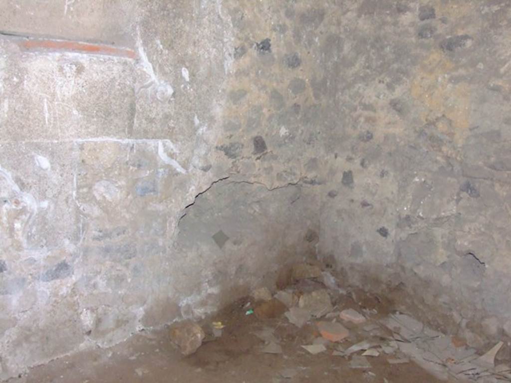 II.3.3 Pompeii. March 2009. Room 16, South east corner.