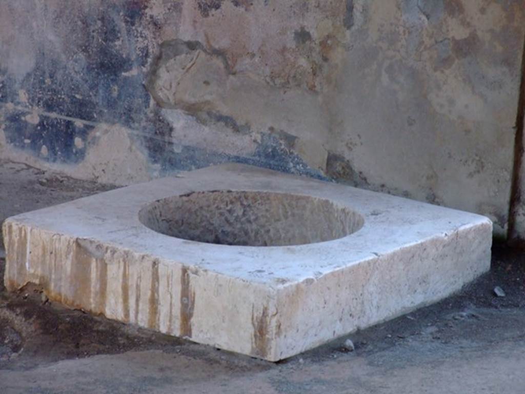 II.3.3 Pompeii.  March 2009.  Room 11, North Portico.  Cistern mouth.