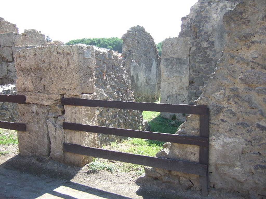 II.3.3A Pompeii. September 2005. Identified in CTP on Via dell� Abbondanza now numbered as part of II.3.4