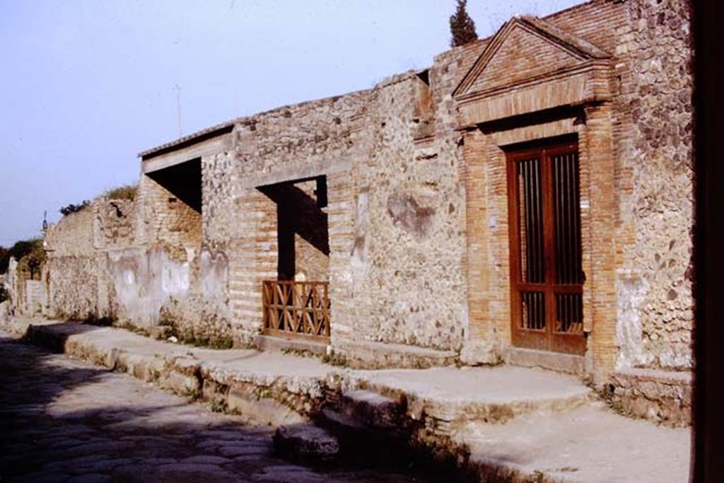 II.4.6 Pompeii. 1972. Looking east towards entrance doorway, on right. Photo by Stanley A. Jashemski. 
Source: The Wilhelmina and Stanley A. Jashemski archive in the University of Maryland Library, Special Collections (See collection page) and made available under the Creative Commons Attribution-Non Commercial License v.4. See Licence and use details. J72f0512
