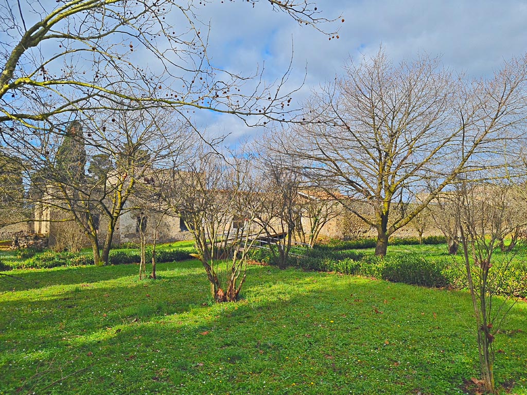 II.4.9 Pompeii. March 2024. 
Looking north-west across garden towards entrance to peristyle/garden area, and area of rooms in either II.4.3, II.4.6 or II.4.10.
Photo courtesy of Giuseppe Ciaramella.

