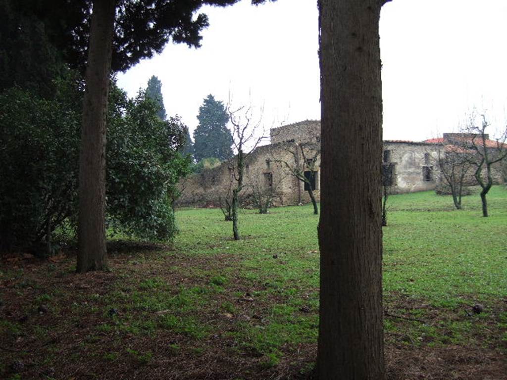 II.4.9 Pompeii.   December 2005.  Garden. Looking west.