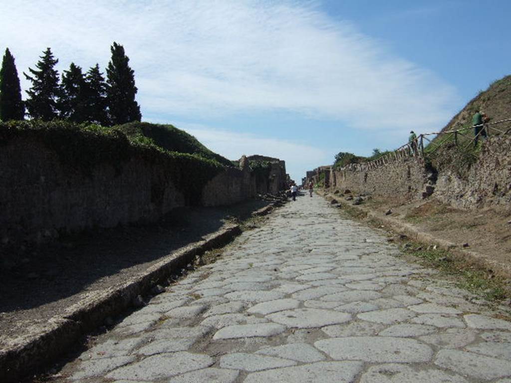 II.5.4/5        Via dell�Abbondanza looking west from Porta Sarno        III.7