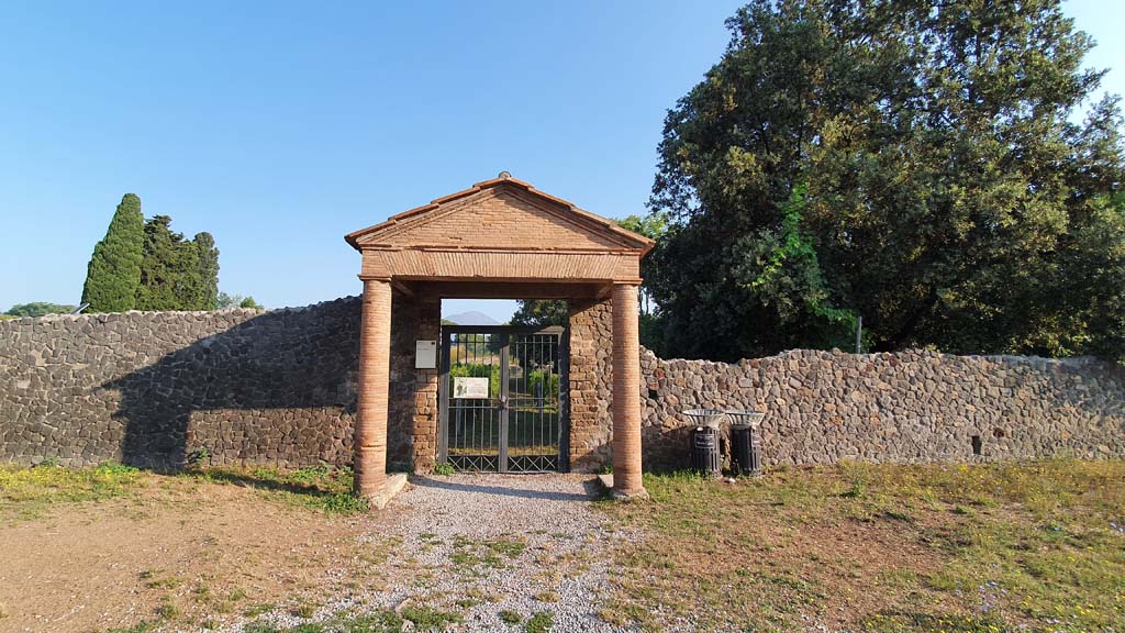 II.5.5 Pompeii. Palaestra. July 2021. Entrance doorway on north side of Via di Castricio.
Foto Annette Haug, ERC Grant 681269 DÉCOR.

