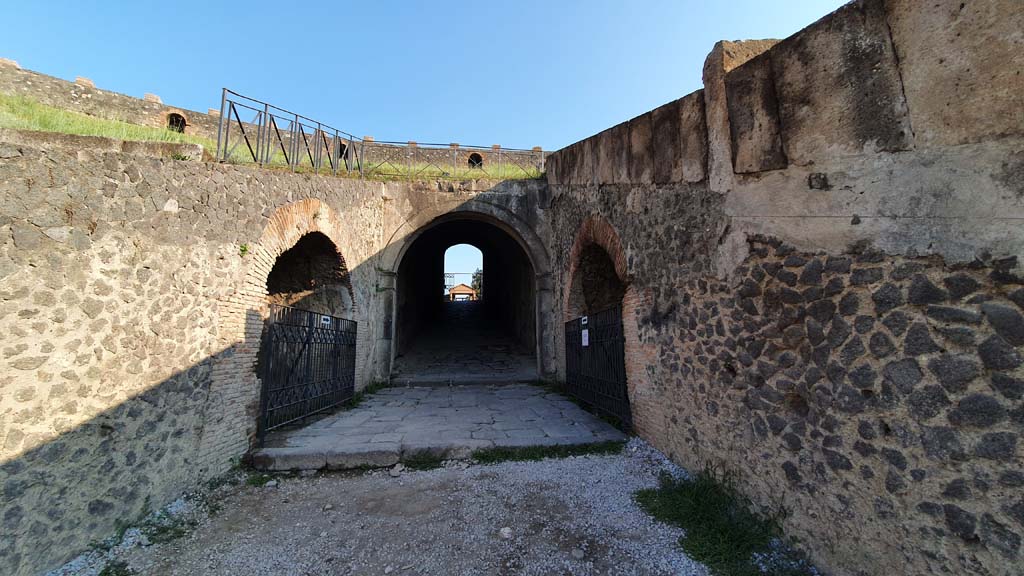 II.6 Pompeii. July 2021. Looking north towards north entrance corridor, from arena.
Foto Annette Haug, ERC Grant 681269 DÉCOR.
