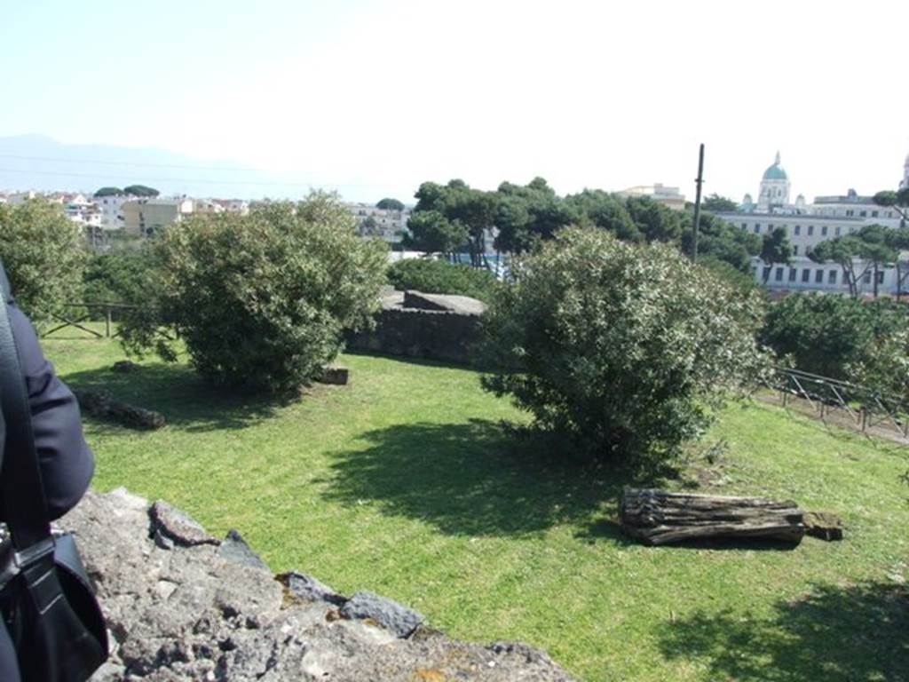 II.6 Pompeii. March 2009. East side of terrace of the Amphitheatre, with modern Pompeii in background.
