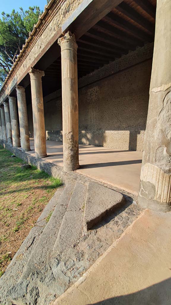 II.7.8 Pompeii. Palaestra. July 2021. 
Steps in north-west corner, looking towards west portico.
Foto Annette Haug, ERC Grant 681269 DÉCOR.
