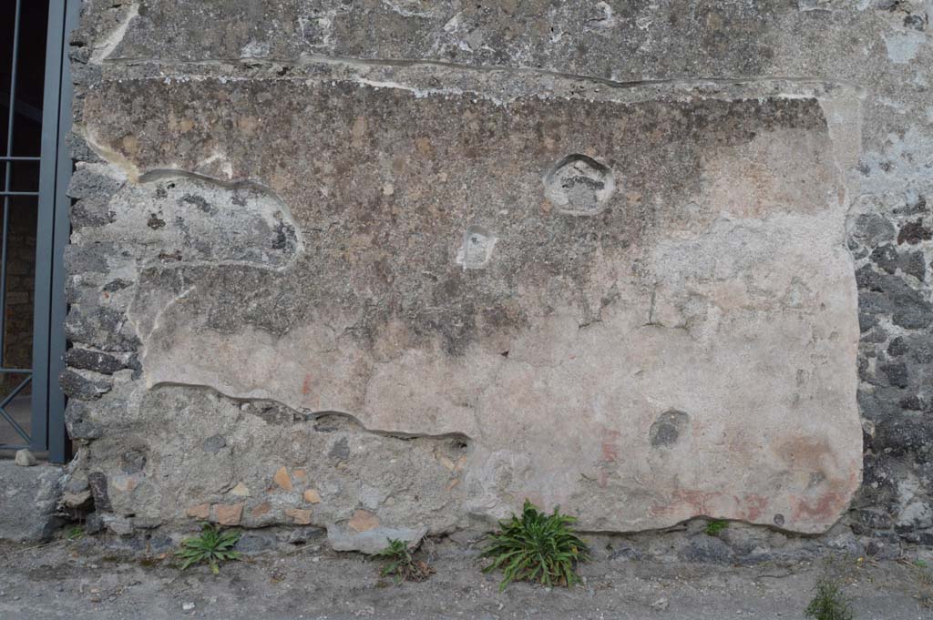 II.8.2 Pompeii, March 2019. Detail of remaining stucco/plaster on south (right) side of doorway. 
Foto Taylor Lauritsen, ERC Grant 681269 D�COR.
