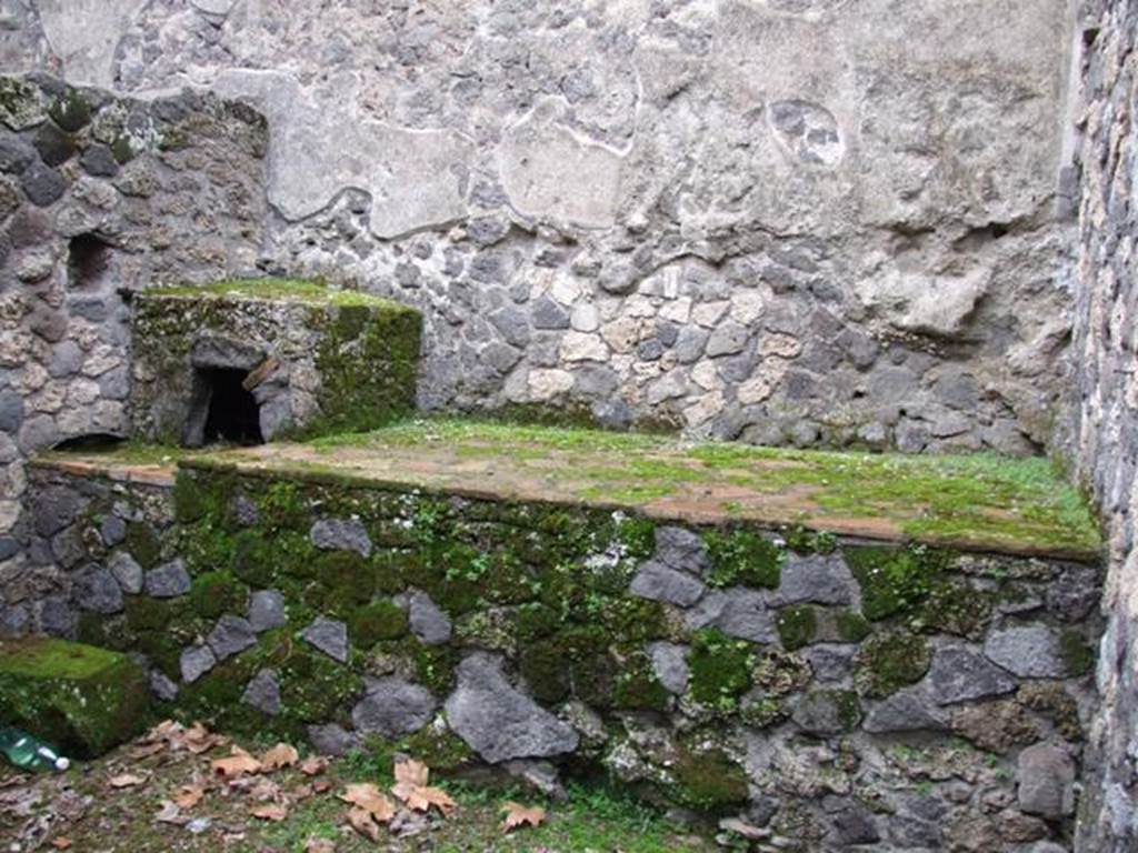 II.8.5 Officina di Sabbatino.  December 2007.  Second room on north side of corridor.  Bench and oven.