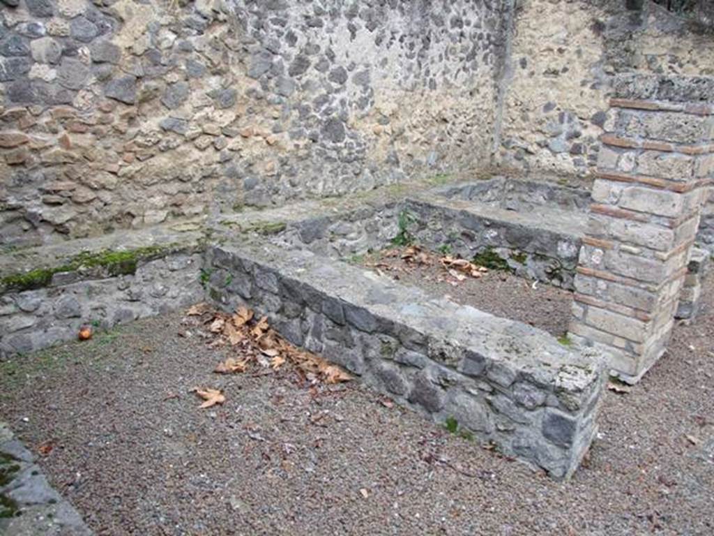 II.8.5 Officina di Sabbatino.  December 2007.  Three sided stone benches built against the north wall, viewed from the west end.