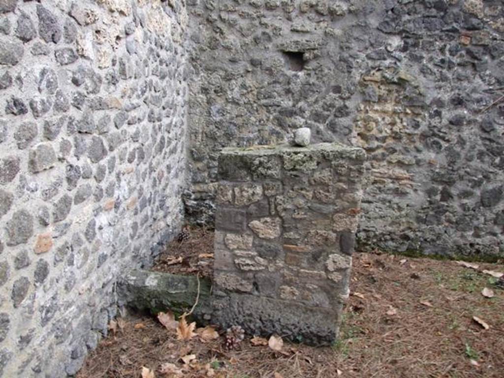 II.8.5 Officina di Sabbatino.  December 2007.  Stone structure in south east corner of garden area.