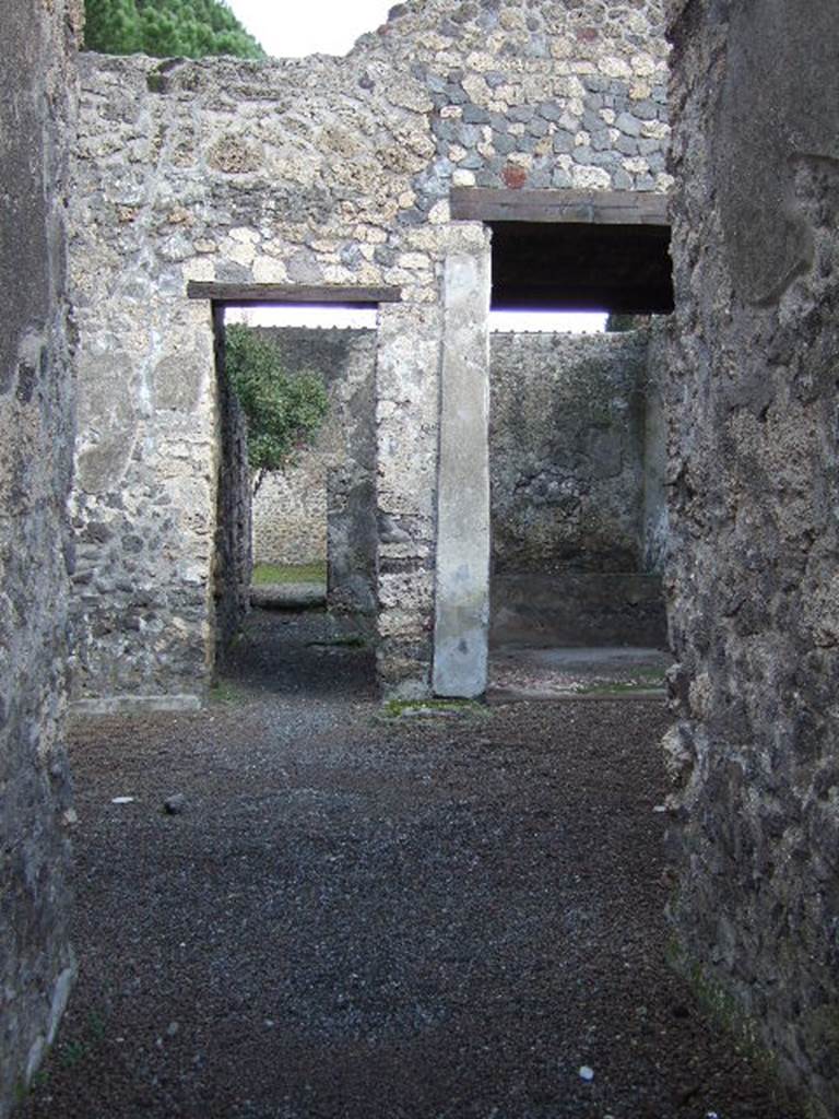 II.8.5 Pompeii. December 2004. Looking east across atrium from entrance corridor.  