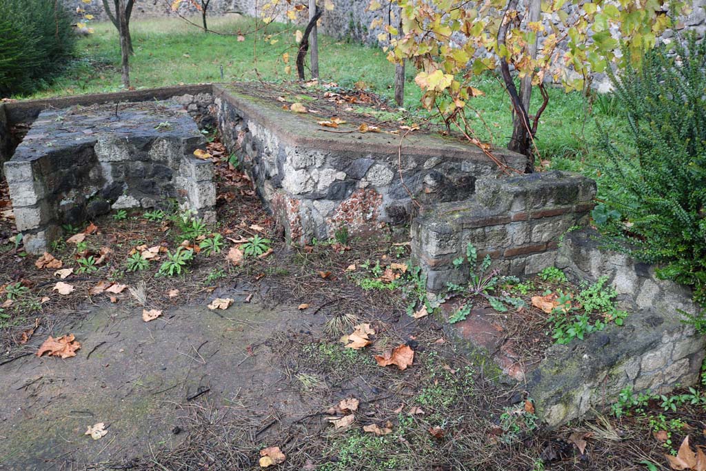 II.8.6 Pompeii. December 2006. Looking towards east side of summer triclinium in garden. Photo courtesy of Aude Durand.