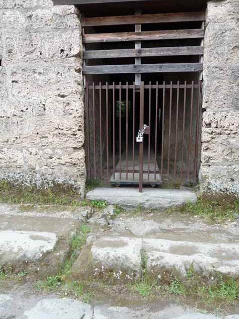II.9.2 Pompeii. May 2010. Entrance doorway and entrance corridor 1.