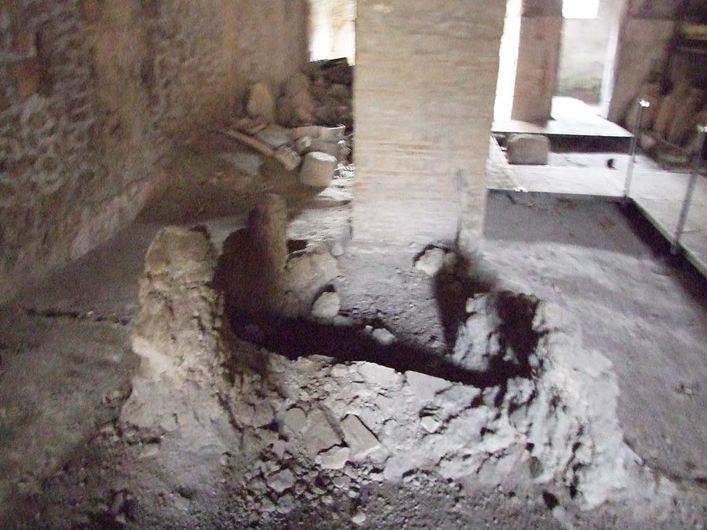 II.9.2 Pompeii. December 2007. Room 4. Pilaster at east end of south wall of entrance corridor. 
The wooden staircase in room 2 led to the upper floor which covered around two-thirds of the house.
The upper floor found a point of support on a pillar in mixed construction located in room 4.
See Attivit� della Soprintendenza: Regio II, Insula 9: Rivista di Studi Pompeiani II, 1988, p. 200.
