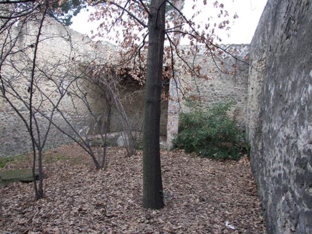 II.9.2 Pompeii. December 2007. Looking east across garden 8 to triclinium.
At the moment of excavation 43 amphorae of varied shapes were found on, against and between the triclinium couches.
See Attivit� della Soprintendenza: Regio II, Insula 9: Rivista di Studi Pompeiani II, 1988, p. 200, fig. 49.
