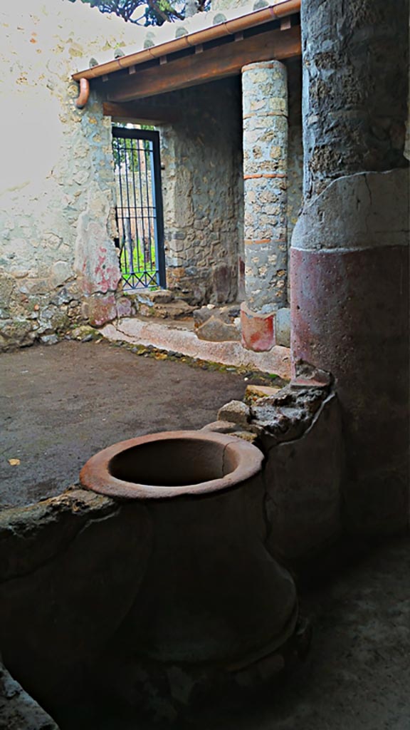 II.9.5 Pompeii. 2017/2018/2019.
Peristyle 6, looking north-east towards east portico from south portico, with doorway leading through to garden of II.9.6/7. 
Photo courtesy of Giuseppe Ciaramella.

