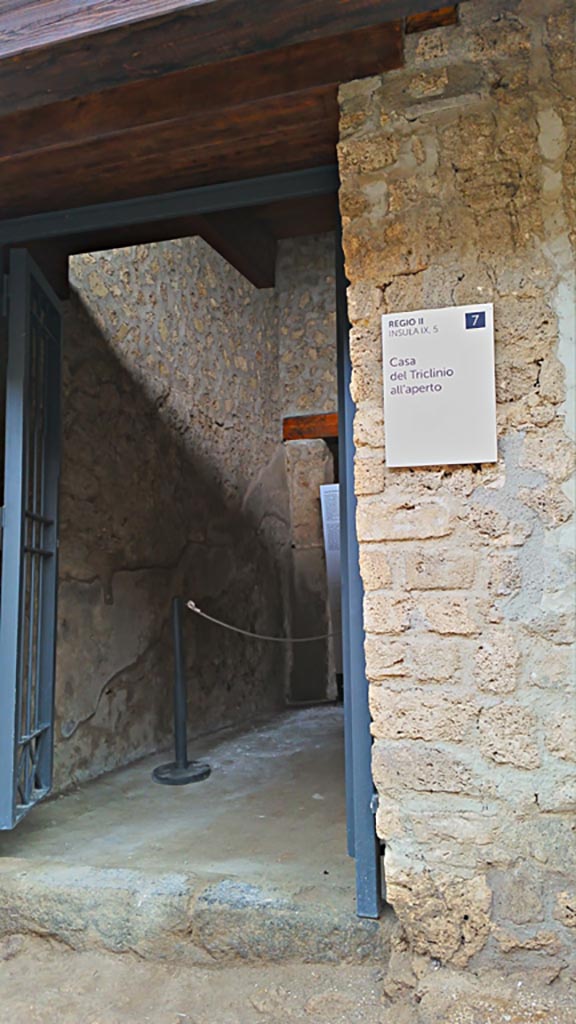 II.9.5 Pompeii, 2017/2018/2019. 
Entrance doorway. Photo courtesy of Giuseppe Ciaramella.
